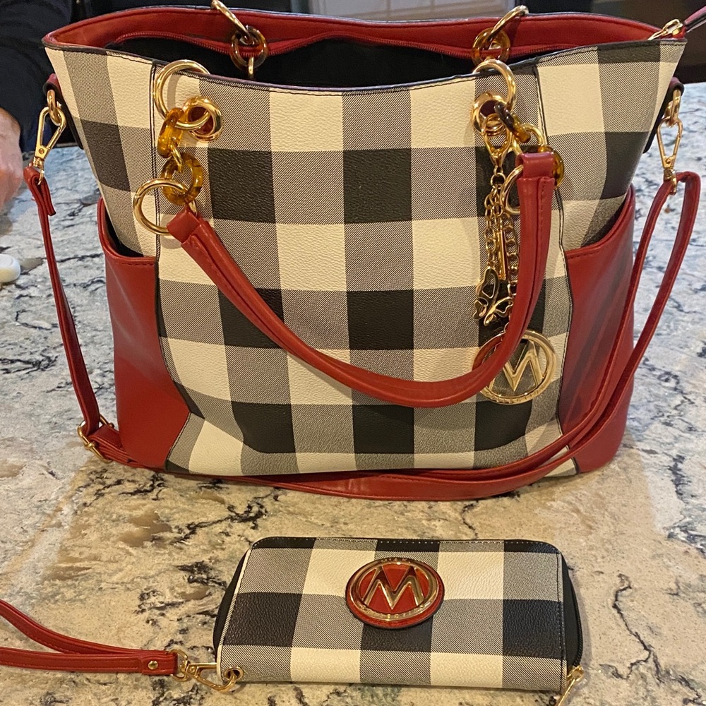 MKF COLLECTION. Women’s purse & wristlet.